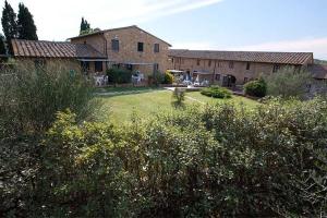 蒙塔约内2-BR 1 bath abode with 2 AC units in the Chianti hills!的大院子,有房子和灌木丛