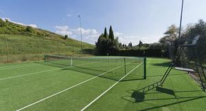 2-BR 1 bath abode with 2 AC units in the Chianti hills!内部或周边的网球和/或壁球设施