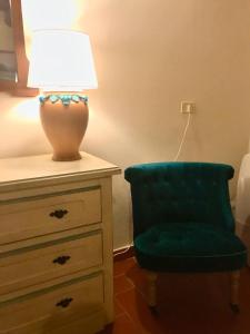2-BR 1 bath abode with 2 AC units in the Chianti hills!的休息区