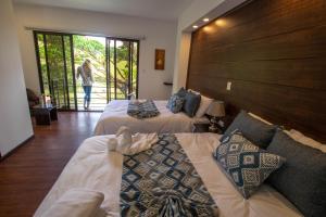 En eller flere senge i et værelse på Burbi Lake Lodge Monteverde
