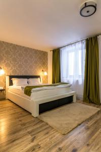 1 dormitorio con 2 camas y ventana en Apartment Queen Bridge, en Sibiu