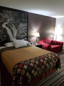 Postel nebo postele na pokoji v ubytování Super 8 by Wyndham Shelton