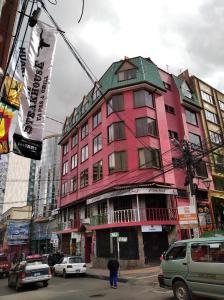 różowy budynek na rogu ulicy w obiekcie Downtown Hotel w mieście La Paz