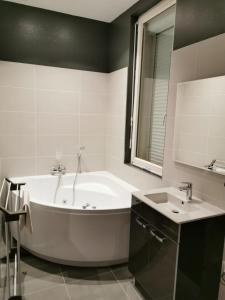 Um banheiro em Appartement GRIS - LOVE SUITE - BALNEO-JACCUZI