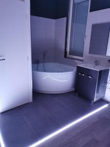 Um banheiro em Appartement GRIS - LOVE SUITE - BALNEO-JACCUZI