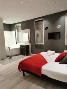 Cama ou camas em um quarto em Appartement GRIS - LOVE SUITE - BALNEO-JACCUZI