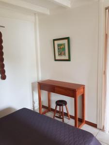 un pequeño escritorio en una habitación con taburete en Le Laurier Rose, en Basse-Terre