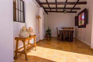 卢凯内纳-德拉斯托雷斯Cortijo 4 Elementos的一间设有餐桌和餐桌的房间,还有一间用餐室