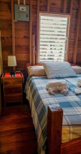 Un pat sau paturi într-o cameră la The Tranquila Caye- Gold Standard Certified