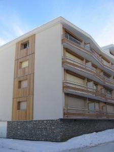 - un bâtiment avec des balcons sur le côté dans l'établissement 2 Alpes-locations Studio 4 personnes, à Les Deux Alpes