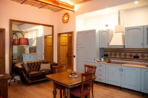 Il comprend une cuisine et un salon avec une table et un canapé. dans l'établissement Dillo Suites, à Rome