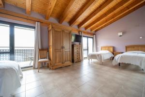 um quarto com 2 camas e um tecto de madeira em Estudios Ermitabarri em Zeberio