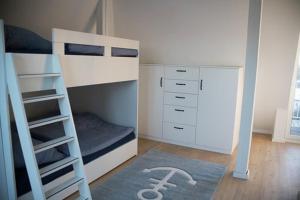 ein kleines Schlafzimmer mit Etagenbetten und einem Teppich in der Unterkunft Eiland Wangerooge in Wangerooge