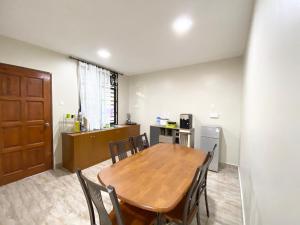 Kuchyň nebo kuchyňský kout v ubytování Fuxi fruit garden villa Langkawi 富囍休闲度假水果园别墅兰卡威