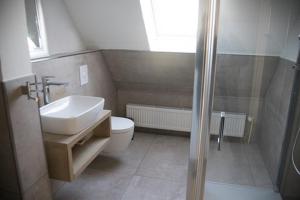 ein Bad mit einem WC, einem Waschbecken und einer Dusche in der Unterkunft Eiland Wangerooge in Wangerooge