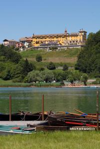 Une bande de bateaux assis sur la rive d'une rivière dans l'établissement Grand Hotel Astoria, à Lavarone