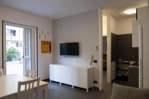 モノーポリにあるCasa al mare - Puglia Mia Apartmentsのリビングルーム(白いキャビネット、テーブル付)