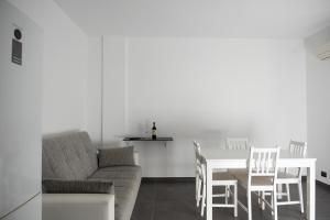 un soggiorno con divano, tavolo e sedie di Casa al mare - Puglia Mia Apartments a Monopoli