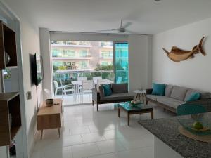 una sala de estar con un sofá y una mesa en Cartagena Morros 3 Playa, en Cartagena de Indias