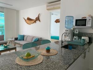 cocina con encimera y fregadero en Cartagena Morros 3 Playa, en Cartagena de Indias