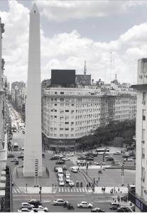 czarno-białe zdjęcie miasta z pomnikiem w obiekcie Vistas al Obelisco, corazón de Buenos Aires w BuenosAires
