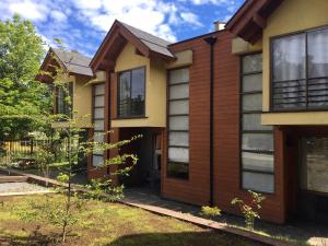uma casa com revestimento em madeira em Loft Pucon em Pucón