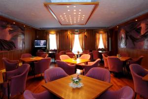 TV a/nebo společenská místnost v ubytování Grand Hotel Astoria
