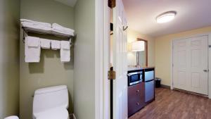 a bathroom with a toilet and a vanity with towels at Scarborough Beach Motel in Narragansett