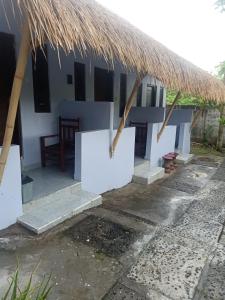 Casa blanca con techo de paja en BB Homestay Two, en Uluwatu