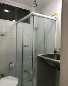 een badkamer met toilet en wastafel bij Ótimo Conjugado - Estúdio - Praia do Flamengo - RJ in Rio de Janeiro