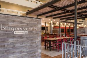 Holiday Inn Denver East by IHG餐厅或其他用餐的地方