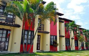 塞古羅港的住宿－Meu Porto Seguro - Taperapuã，一座棕榈树建筑