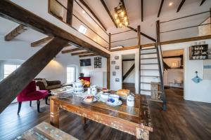 Ostland-Loft في بوركوم: غرفة معيشة مع طاولة ودور علوي