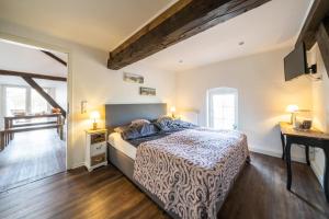 1 dormitorio con 1 cama y suelo de madera en Ostland-Loft, en Borkum