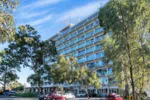 a large building with cars parked in front of it at Luxury 2 bdrm in Watson at Walkerville with Balcony, FREE carpark, near Adelaide CBD in Broadview