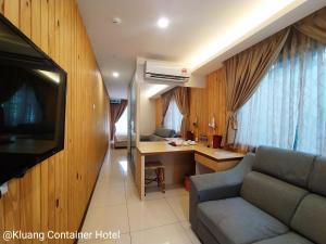 Televisyen dan/atau pusat hiburan di Kluang Container Swimming Pool Hotel