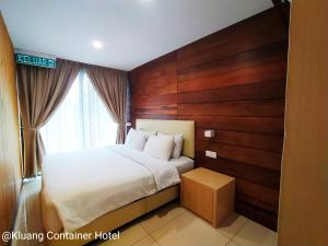 A bed or beds in a room at Kluang Container Swimming Pool Hotel