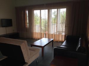 sala de estar con sofá y mesa en Greenheart appartment maximaal 3 pers 3 bedrooms 3 bathrooms, en Paramaribo