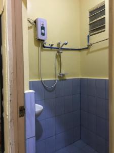 uma casa de banho com um chuveiro, um lavatório e um WC. em Querencia Inn em Banaue