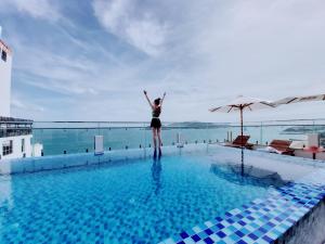 Bazén v ubytování Sun Kiss Hotel nebo v jeho okolí