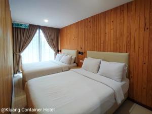 Postel nebo postele na pokoji v ubytování Kluang Container Swimming Pool Hotel