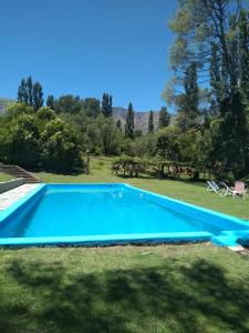 una gran piscina azul en un patio en Hostería Bello Horizonte en La Paz