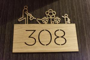 uma placa de madeira com o número nela em Sojourn Spa Hotel Ipoh em Ipoh