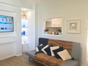 - un salon avec un canapé et des oreillers dans l'établissement M207 West Perth Studio Apartment near Kings Park, à Perth