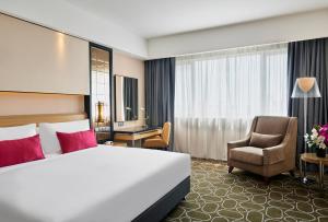 una stanza d'albergo con un letto e una sedia di Wyndham Acmar Klang a Klang
