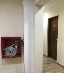 um quarto com um extintor de incêndio numa parede em Cool Studio apartment Complete, bien ubicado, cercano a Bodegas, viñedos y zonas turísticas em Luján de Cuyo