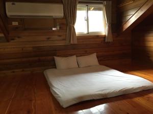 番路鄉的住宿－童年渡假村 ，窗户客房内的一张白色床