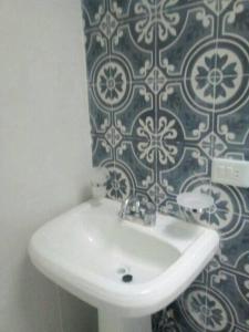 a bathroom with a sink and a blue and white tiled wall at Altabrisa Departamento 2 habitaciones in Villahermosa