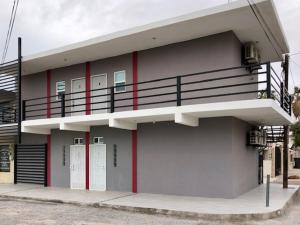 un edificio con un balcón en el lateral. en NEW 2 BEDROOM LUXURY APARTMENT -GREAT LOCATION -MODERN, en Puerto Peñasco