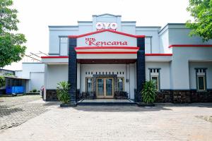 a building with a kerkarma sign in front of it at OYO 2436 Hotel Kencana in Tegal